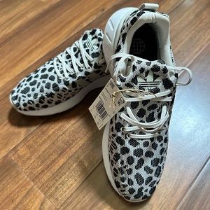 🆕 Adidas Swift Run sneaker 22 W size 9 - NWT and Box - GZ 4976